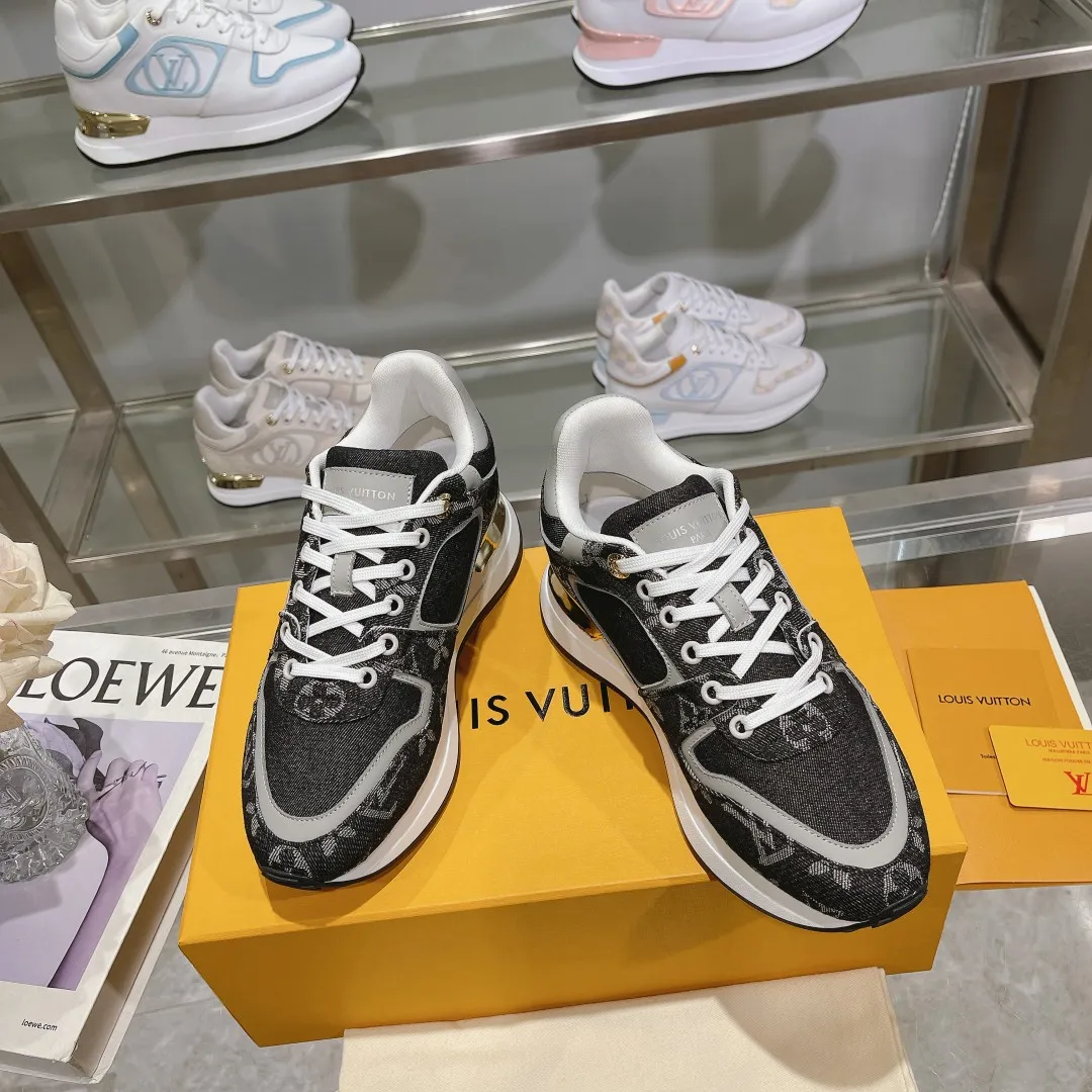 👟👟Ex-factory price 640👟👟 Men's size +10 Louis Vuitton's official website synchronizes the 2024 couple's models, this Neo Run Away sneakers are inspired by running shoes, integrating LV's iconic must-have shoes into the trend. This version is a 1:1 replica of the original version, reinterpreting Damier canvas with cow leather and mesh fabrics, highlighting its simple lines and unique wedge outsole. The main details include the LV initials on the side and the engraved gold heel stabilizer on the back plus a hidden insole. 2cm. Sizes 35-42, 39-46. Full package. High version. New and old customers are welcome to inquire.
